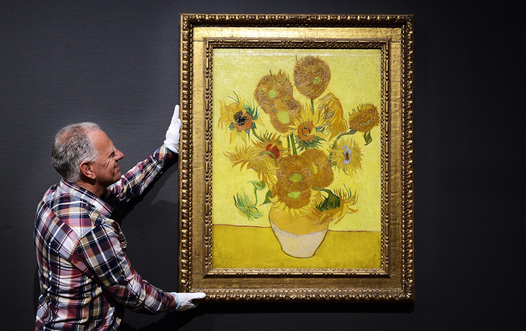 لوحات فان جوخ بين يديك