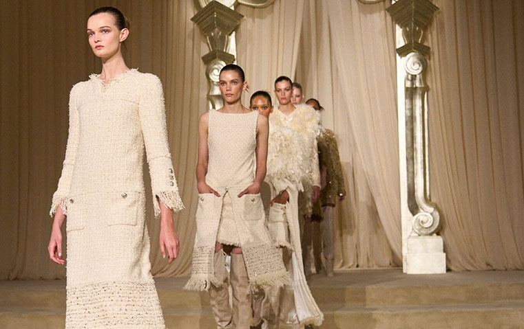 كيف ظهر لون بانتون Cloud Dancer في تصاميم كروز 2026