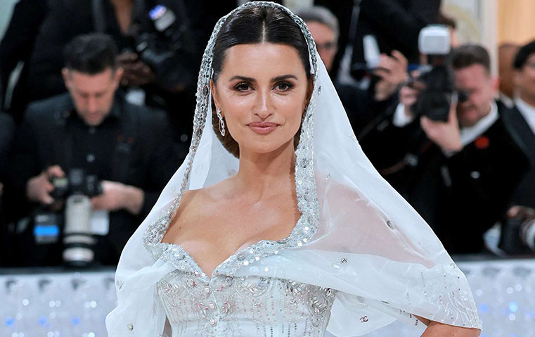 تشارلوت تلبوري رفيقة النجمات في إطلالاتهنّ الجمالية في Met Gala