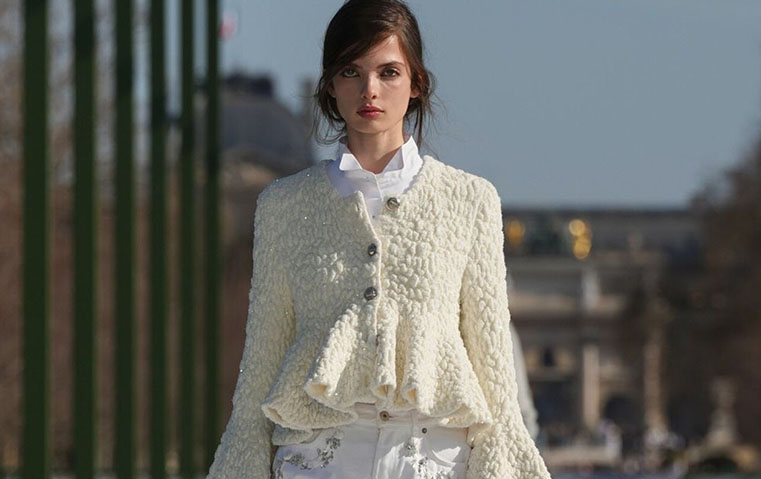 صيحة خريف وشتاء 2026: الـPeplum  يعود بقصّة منحوتة وخصر محدّد