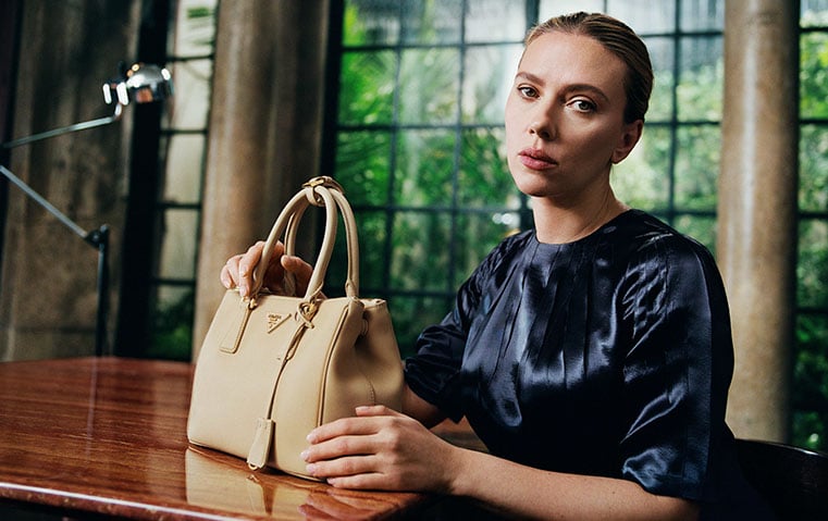 برادا تجمع السينما والموضة في حملة غاليريا 2025