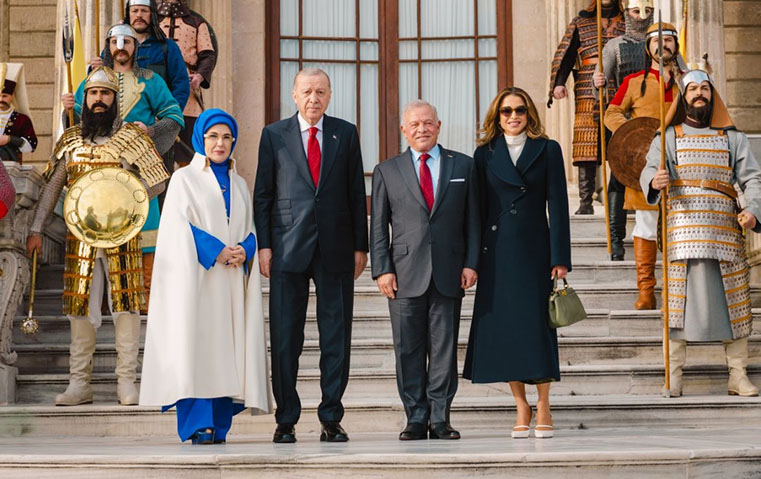 استوحي من الملكة رانيا أجمل تنسيق شتوي لهذا العام