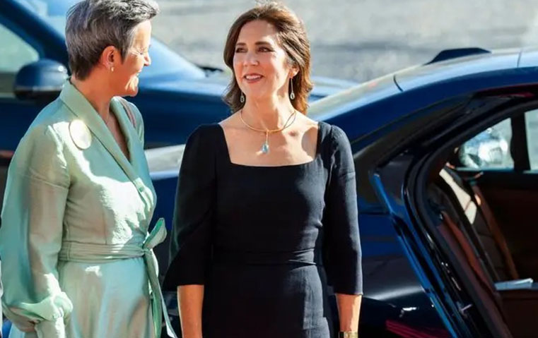 سر اللون الأزرق في إطلالة الملكة ماري