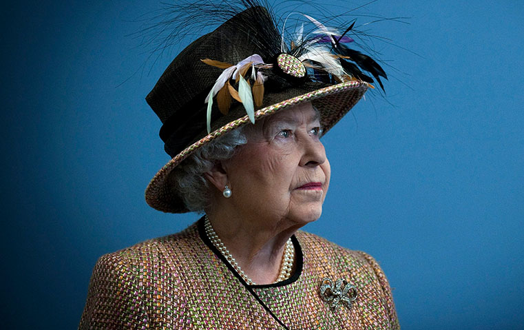 لندن تستضيف معرضاً يحتفي بإرث أزياء الملكة إليزابيث بمشاركة مصممين بارزين