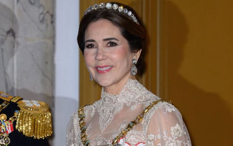 تاج الملكة ماري يخطف الأضواء