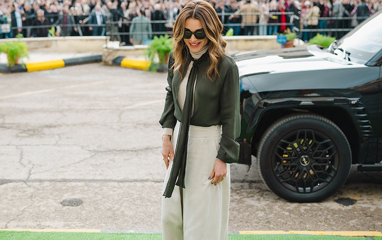 إطلالة الملكة رانيا تجمع أربعة من علامات الموضة المفضلة لدى الفاشنيستاس