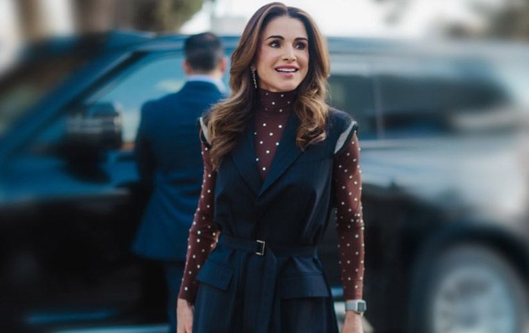 عفوية ملكية… وإطلالة ميلادية تثبّت الملكة رانيا كأيقونة أناقة بلا مجهود