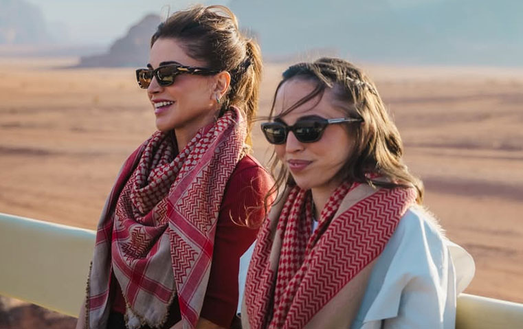 بالصور وبرفقة الأميرة سلمى: الملكة رانيا تروّج للسياحة في وادي رم