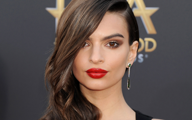 الحمرة الحمراء خياركِ في هذا الموسم: أتقني تنسيقها مع لون شعركِ وبشرتكِ