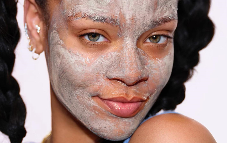 ريهانا تطلق أول قناع للوجه من Fenty Skin