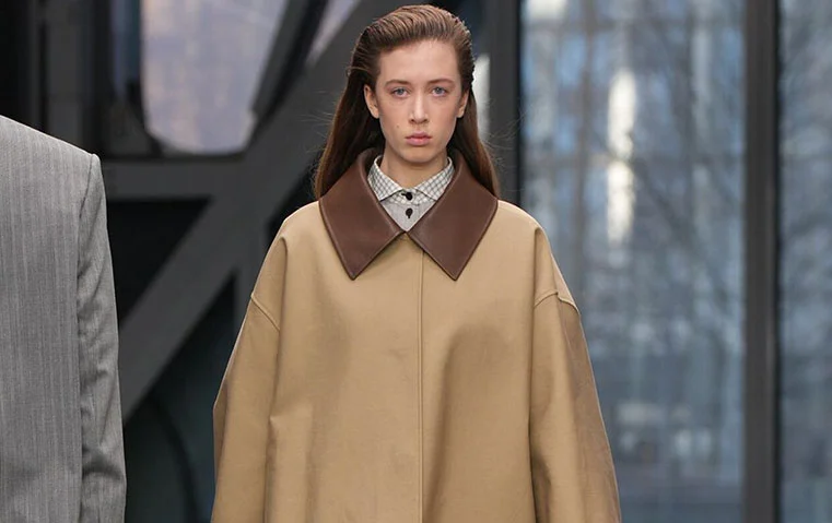 ابنة نيكول كيدمان تتالق على مدرج عرض Calvin Klein