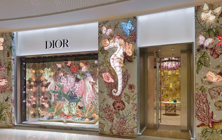 تجربة ديور الفاخرة: صالون دبي يعكس إرث العلامة وأسلوبها العصري