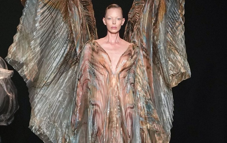 من الطحالب إلى التقنيات الحيوية .. Iris Van Herpen تخوض تجارب علمية في مجموعة خريف 2025 -26