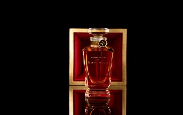 عطر يجمع الأزياء بالعاطفة: تعاون استثنائي بين ستيفان رولان ودار Henry Jacques