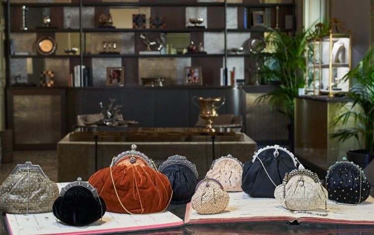 Buccellati تعود إلى أرشيفها لتحيي حقائب السهرة المخملية المرصعة بالجواهر