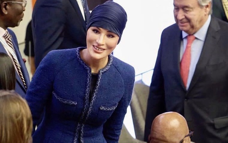 الشيخة موزة تحصد إعجاب الجميع ببدلة شانيل