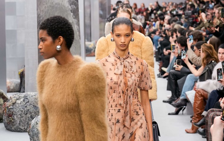 عرض Acne Studios لخريف وشتاء 2025-26: استكشاف سريالي لسلوك الإنسان