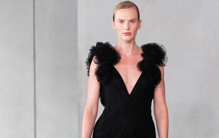 عشرون من أجمل الفساتين السوداء من أسابيع الموضة لربيع 2024