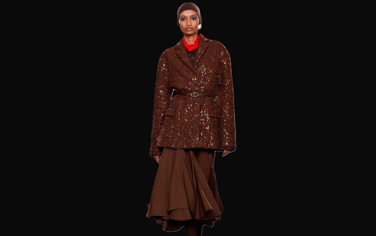 مجموعة Tory Burch الجديدة تعيد ابتكار الكلاسيكيات بجرأة الهندسة وإبداع السبعينيات