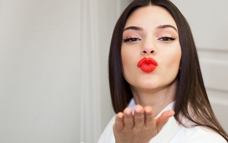 مكياج ثابت في حرّ الصيف ورطوبته… المهمة ليست مستحيلة!