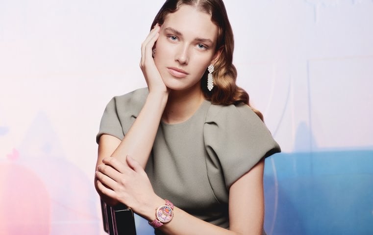 فان كليف أند آربلز  في Watches & Wonders: لقاءات الزمن والعشق في قلب باريس