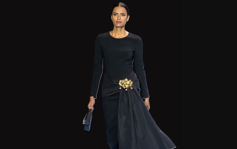 تنوعت بين الكلاسيكيّة والمتمردة: أجمل الفساتين السوداء من عروض ربيع وصيف 2025