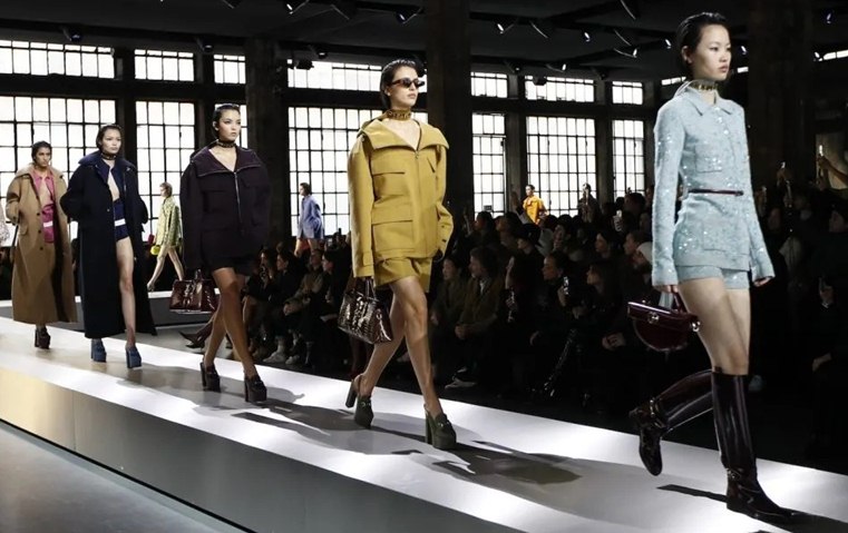 الشورت والميني جوب من أبرز صيحات أسبوع ميلانو لخريف وشتاء 2024-2025