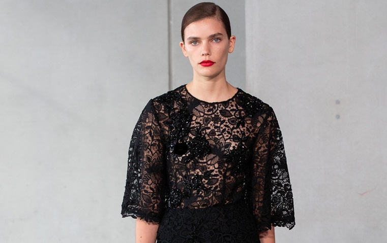 أبرز صيحات الموضة لعام 2024، من التنورة القصيرة إلى ستايل المحاربات