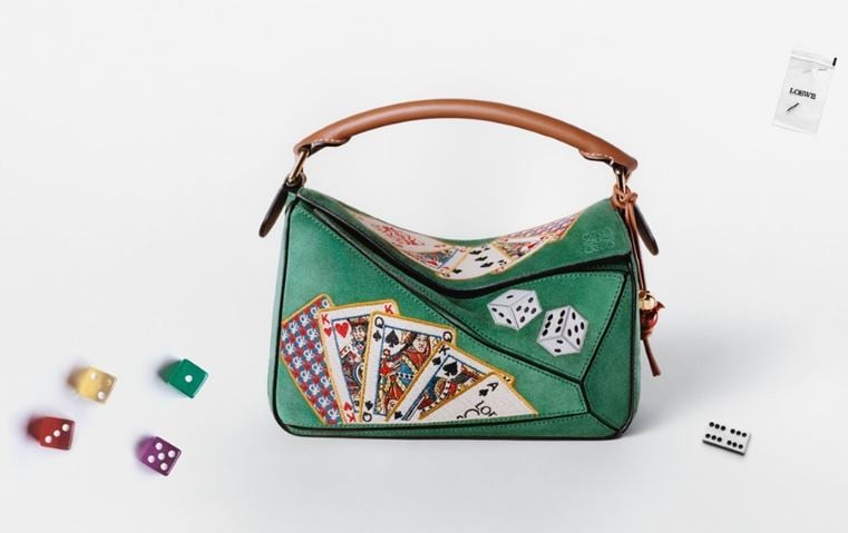 عشر سنوات من الأناقة: Loewe تحتفل بإرث حقيبة Puzzle الأيقونية