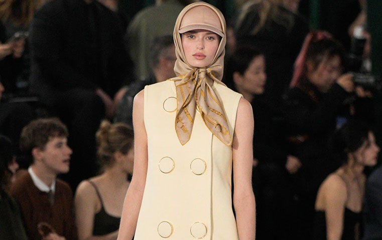 وشاح الحرير يعود بقوة: أربع طرق مختلفة لاعتماده هذا الربيع