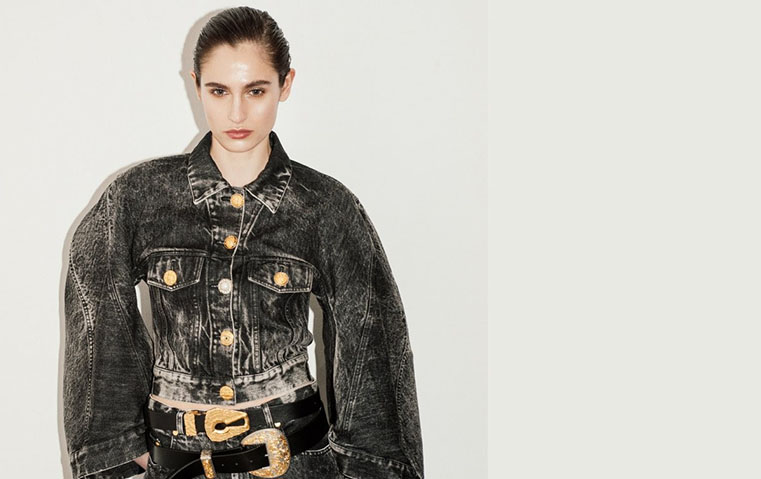 فن الأزرار الذهبية في تصاميم سكاباريلي: إبداع ولمسة حرفية