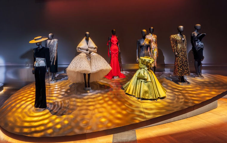 الموضة كفن في معرض سكاباريلي بمتحف فيكتوريا وألبرت
