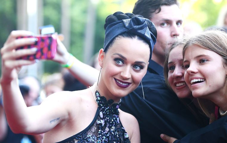 لماذا تبدين مختلفة في صور السيلفي عن شكلك الحقيقي في المرآة؟