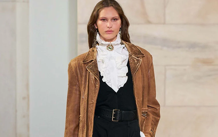 قميص العقدة يسيطر على مشهد الموضة في العام 2026