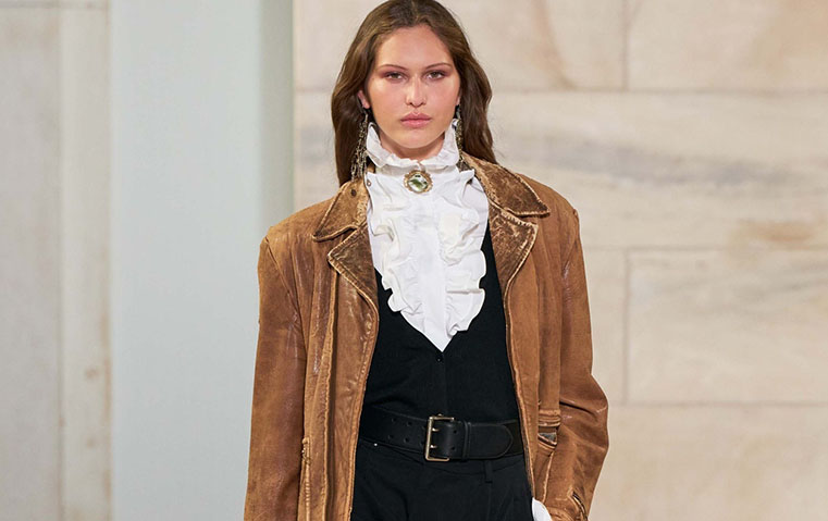 قميص العقدة يسيطر على مشهد الموضة في العام 2026