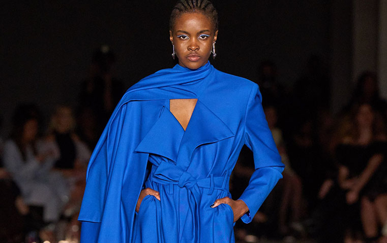 تصاميم Christian Siriano تعبير فني عن الزمن المشحون الذي نعيشه حالياً