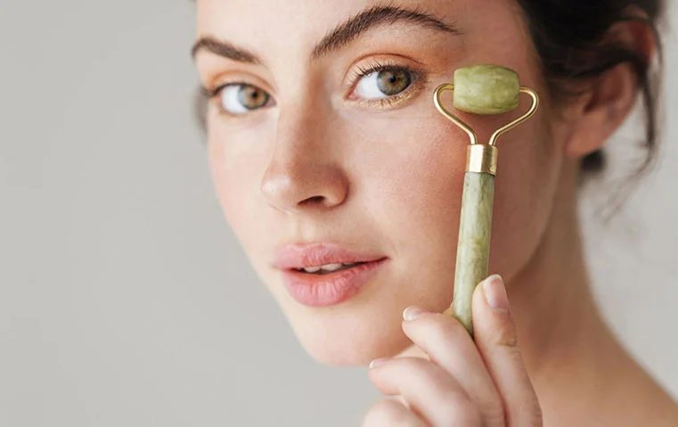 لماذا أصبح الإنترنت فجأةً مهووساً بمحاربة انتفاخ الوجه؟