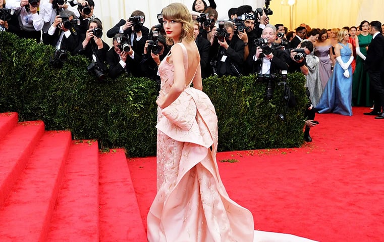 بانتظار عودتها من جديد إلى هذه الفعالية: تذكري معنا أبرز إطلالات تايلور سويفت في MET Gala