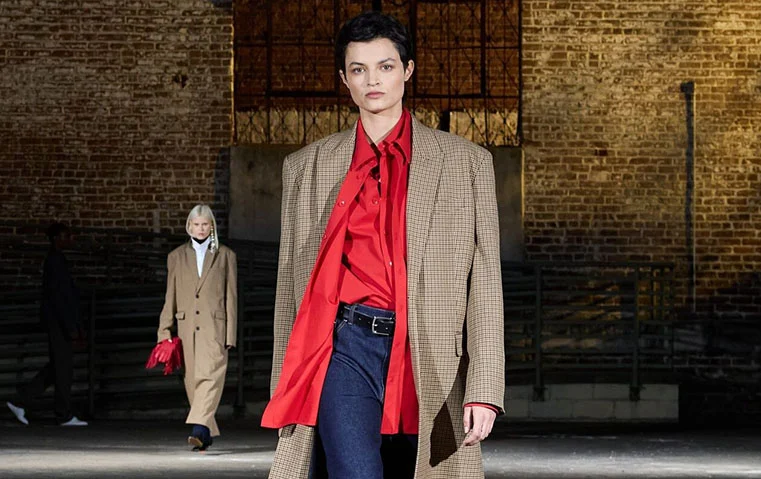 عرض Tibi يعيد الاعتبار لموضة الجينز والبليزر في عام 2026