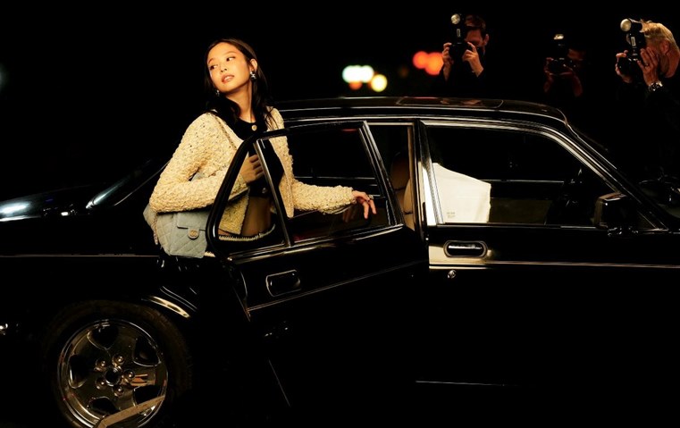 جيني الوجه الجديد لحقيبة Chanel 25