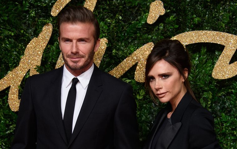 بنفس الملابس التي ظهرا بها عام 99: فيكتوريا وديفيد بيكهام يحتفلات بـ25 سنة زواج!