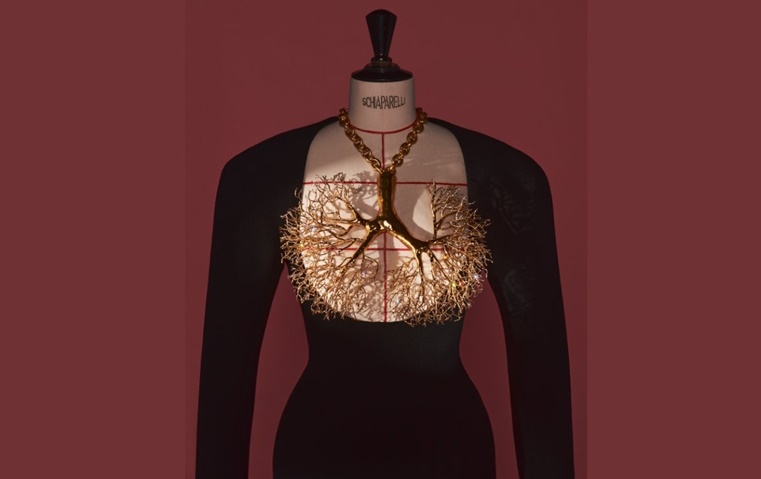 الموضة حين تتحوّل إلى فن في معرض Schiaparelli بمتحف V&A في لندن