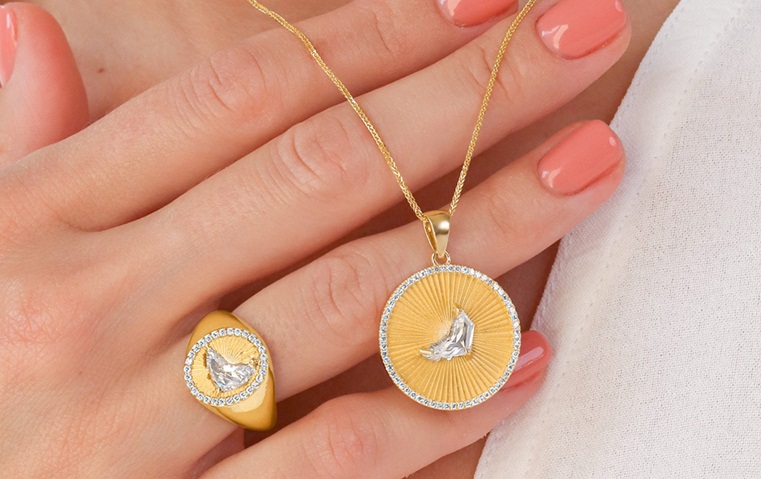 مجوهرات غير مسبوقة لليوم الوطني الإماراتي من Etika Jewels و2DOT4 Diamonds