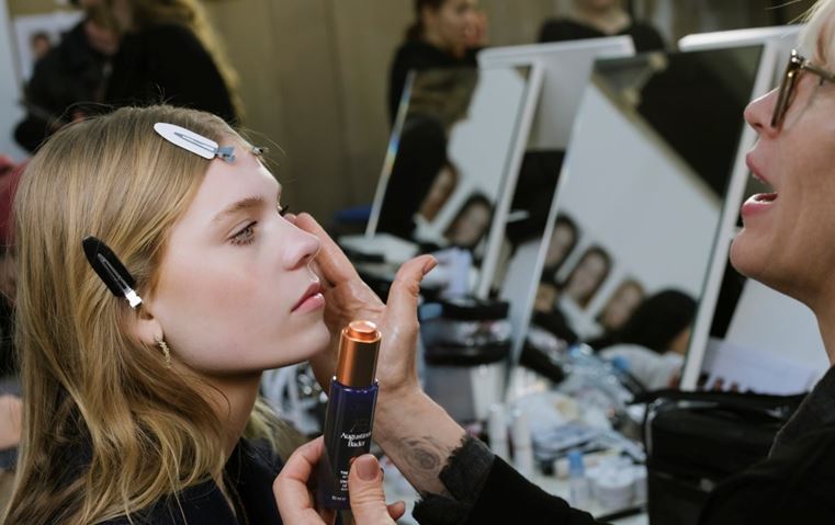 خطوات للحصول على بشرة عارضات Chloé المتوهجة مع Augustinus Bader