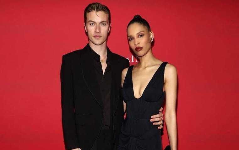 نارا سميث من المطبخ إلى السجادة الحمراء بفستان زهير مراد