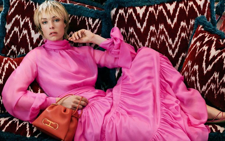 إيدي كامبيل ونورمان جان روي يعيدان تعريف مفهوم الشياكة مع حقائب  CH Carolina Herrera