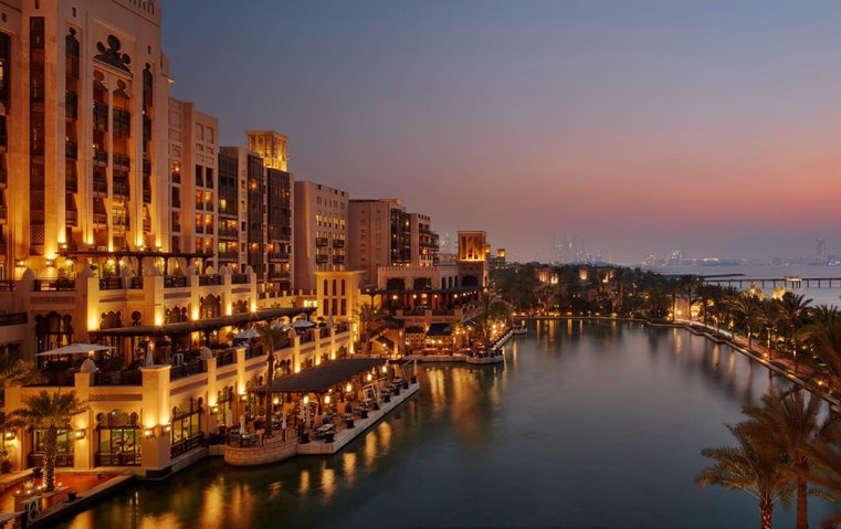 مطاعم وفنادق الإمارات: تجارب استثنائية لأمسيات الكريسماس وحفلات رأس السنة