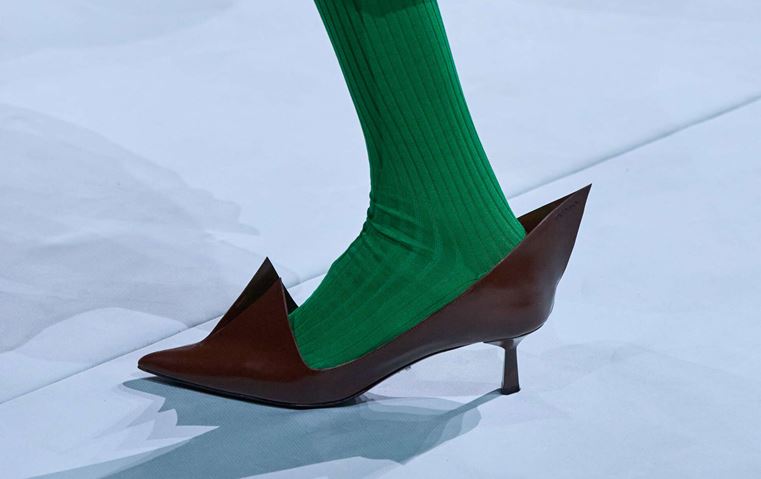 Prada تكسر القواعد مع أحذية صيفية بتصاميم غير متوقعة
