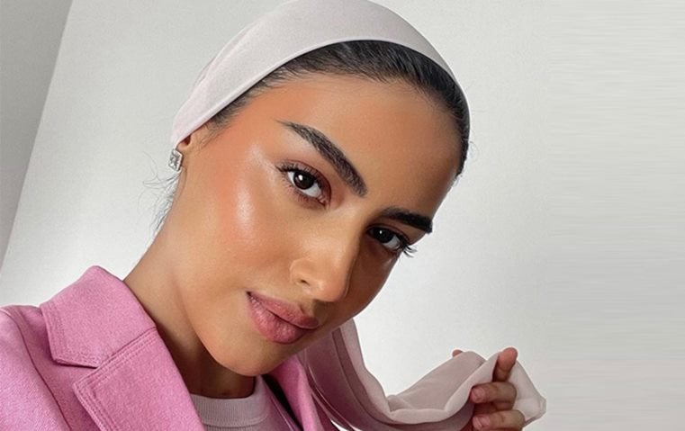 الأناقة السعودية عبر العقود: من البساطة الكلاسيكية إلى الجرأة العصرية