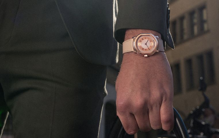 ساعة  Daniel Roth Extra Plat Rose Gold: تحفة فنية تجسّد الجمال الكلاسيكي بروح معاصرة